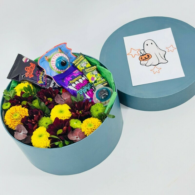 TCvetochnaya korobochka so sladostyami na Hellouin. Podarok na Hellouin, standart