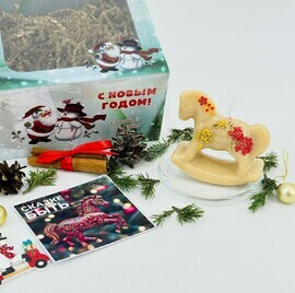 Подарок на Новый год. Новогодняя свеча ручной работы символ года лошадь в подарочной упаковке