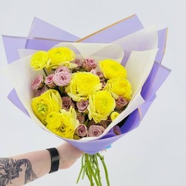 Яркий букет из жёлтых ранункулюсов и кустовых роз