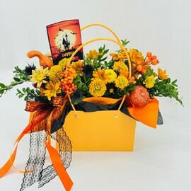 Sumochka s tcvetami na Hellouin. Buket v sumke na Hellouin hrizantemi, eringium