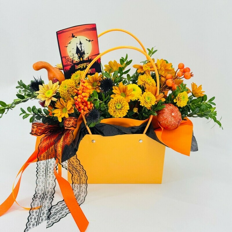 Сумочка с цветами на Хэллоуин. Букет в сумке на Хеллоуин хризантемы, эрингиум, стандартный
