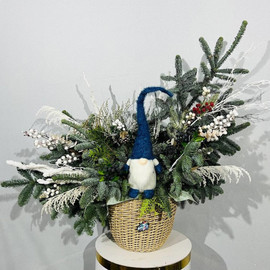 Новогодняя композиция из веток живого нобилиса в кашпо из искусственного ротанга