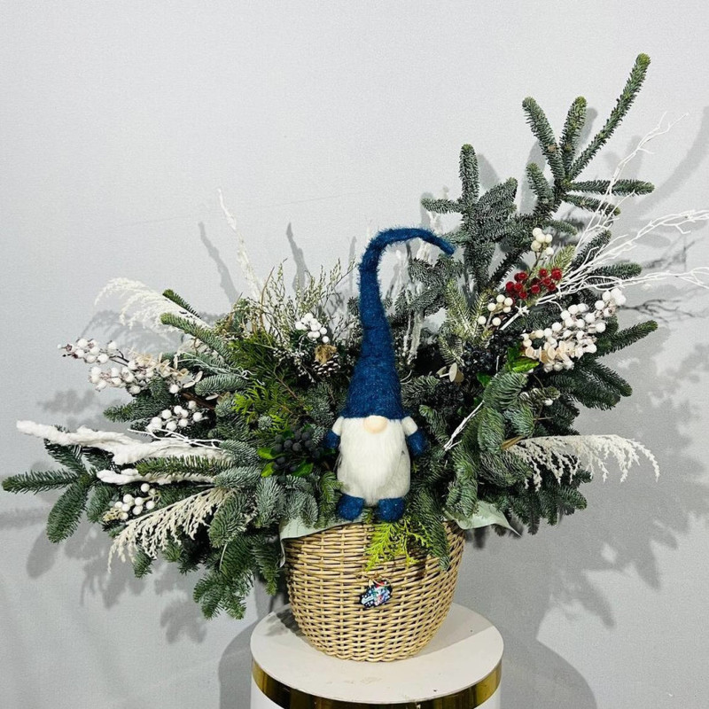 Novogodnyaya kompozitciya iz vetok zhivogo nobilisa v kashpo iz iskusstvennogo rotanga, standart