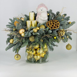 Настольная композиция букет из живого нобилиса в стеклянной вазе