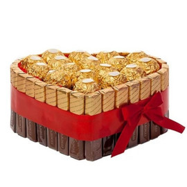 Сердце из шоколадок мерси с конфетами Ферреро Роше. Торт из шоколадок