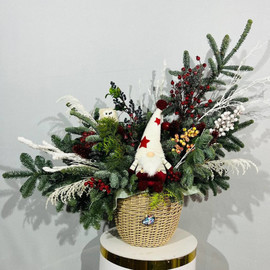 Bol_shaya kompozitciya iz zhivogo nobilisa ulichnoe ukrashenie v kashpo iz iskusstvennogo rotanga