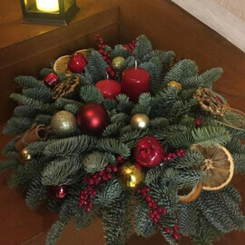 Kompozitciya novogodnyaya so svechami iz vetok nobilisa