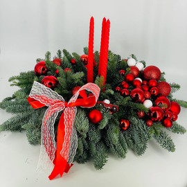 Novogodnyaya kompozitciya so svechami na stol iz zhivogo nobilisa