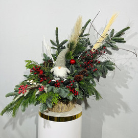 Novogodnyaya bol_shaya kompozitciya iz eli nobilis v rotangovom kashpo s inter_ernoj igrushkoj gnom