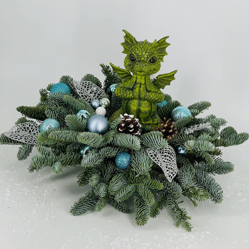 Novogodnyaya kompozitciya na stol iz nobilisa s suvenirom "Vesyolij drakon", standart