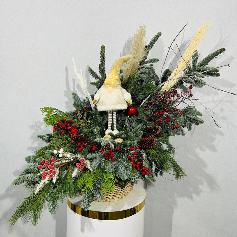 Bol_shaya zimnyaya kompozitciya iz hvoi nobilis v kashpo iz rotanga dlya ukrasheniya ulitci, standart