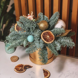 Новогодний букет в коробке из нобилиса