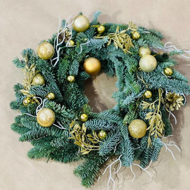 Rozhdestvenskij dekor venok iz nobilisa 30 sm