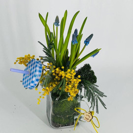 Композиция весенних первоцветов мускари с веточками мимозы