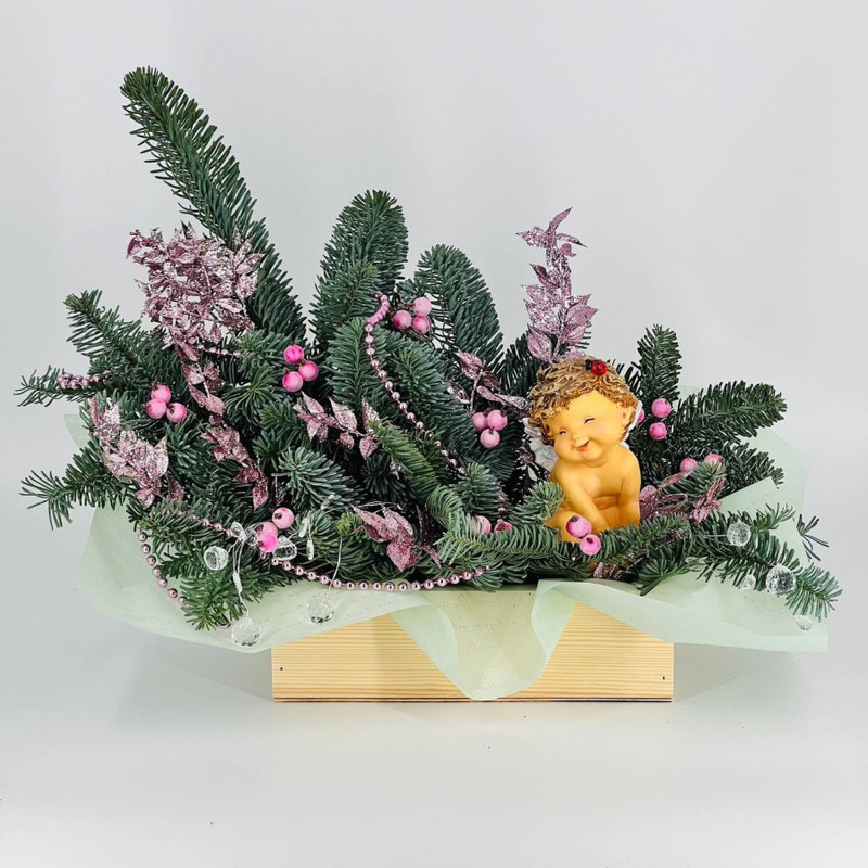 Новогодняя композиция на стол с веточками нобилиса и фигуркой в виде Ангелочка, стандартный