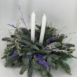 Novogodnij dekor na stol kompozitciya iz nobilisa so svechkami