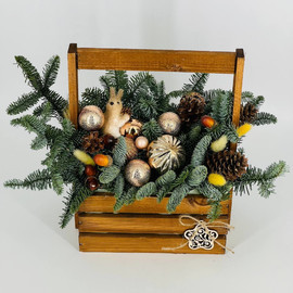Novogodnyaya kompozitciya iz natural_nogo nobilisa v derevyannom yashike