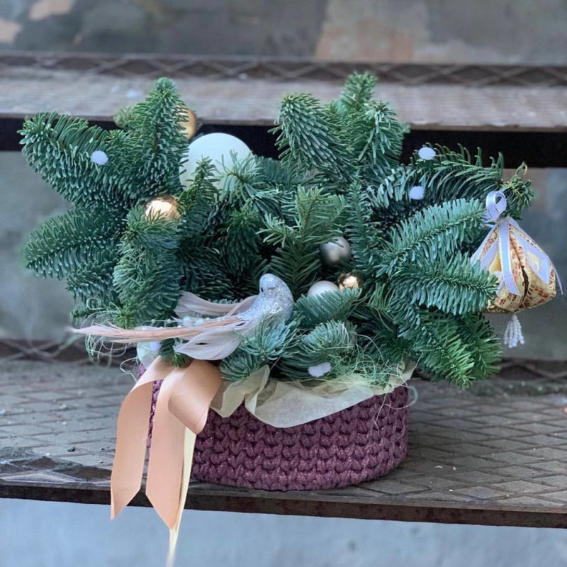 Новогодняя композиция из натуральной хвои нобилис на стол в вязаном кашпо, стандартный