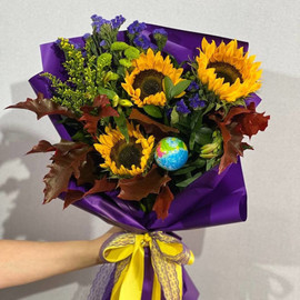 Buket iz podsolnuhov s globusom dlya uchitelya