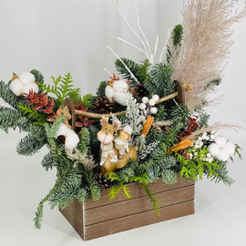 Zimnyaya kompozitciya v derevyannom kashpo s vetochkami natural_nogo nobilisa