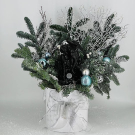 Новогодняя композиция из натуральной хвои нобилис с сувениром дракон держатель для благовоний