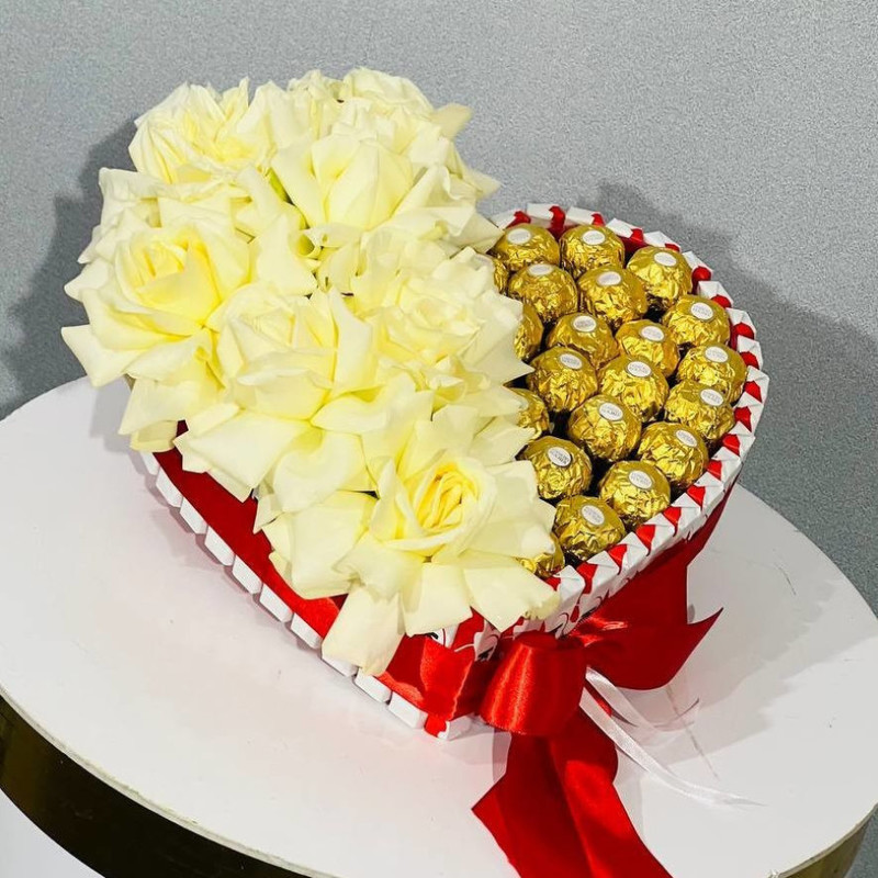 Сладкое сердце с белыми французскими розами. Торт сердце из киндер шоколада и конфет Ферреро Роше, стандартный