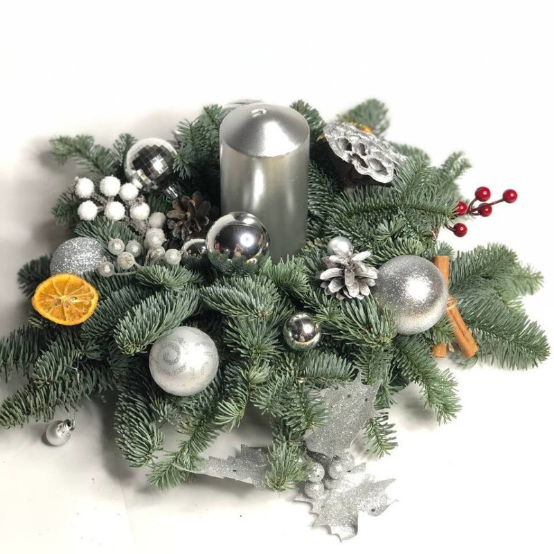 Svecha rozhdestvenskaya s vetochkami nobilis, standart