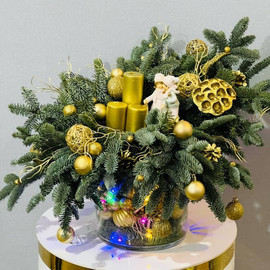 Kompozitciya iz natural_nogo nobilisa so svechami