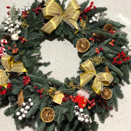 Hvojnij venok na dver_ iz natural_nogo nobilisa