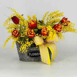 Мимоза и тюльпаны в плетёном кашпо подарок на 8 марта