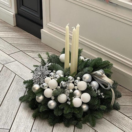 Rozhdestvenskaya  kompozitciya so svechami na stol iz zhivoj hvoi nobilis