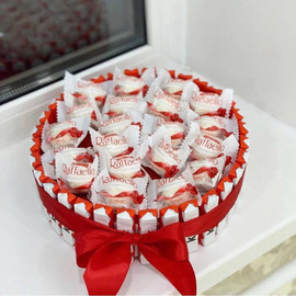 Sladkij podarok. Tort iz kinder shokolada s konfetami raffaello