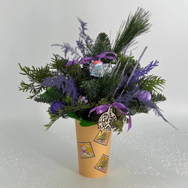 Hvojnaya mini kompozitciya iz nobilisa v stakane na Novij god