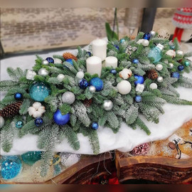 Rozhdestvenskij dekor so svechami iz hvoi nobilis