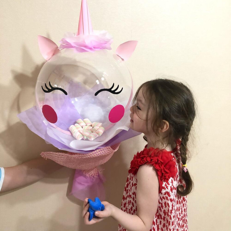 Sladkij buket dlya devochki edinorog. SHar babls s marshmellou, standart