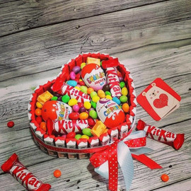 Сладкий букет. Торт сердце из шоколадок и конфет
