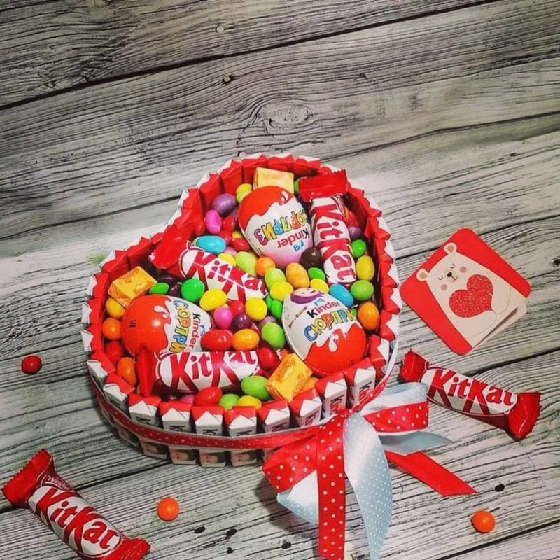 Sladkij buket. Tort serdtce iz shokoladok i konfet, standart