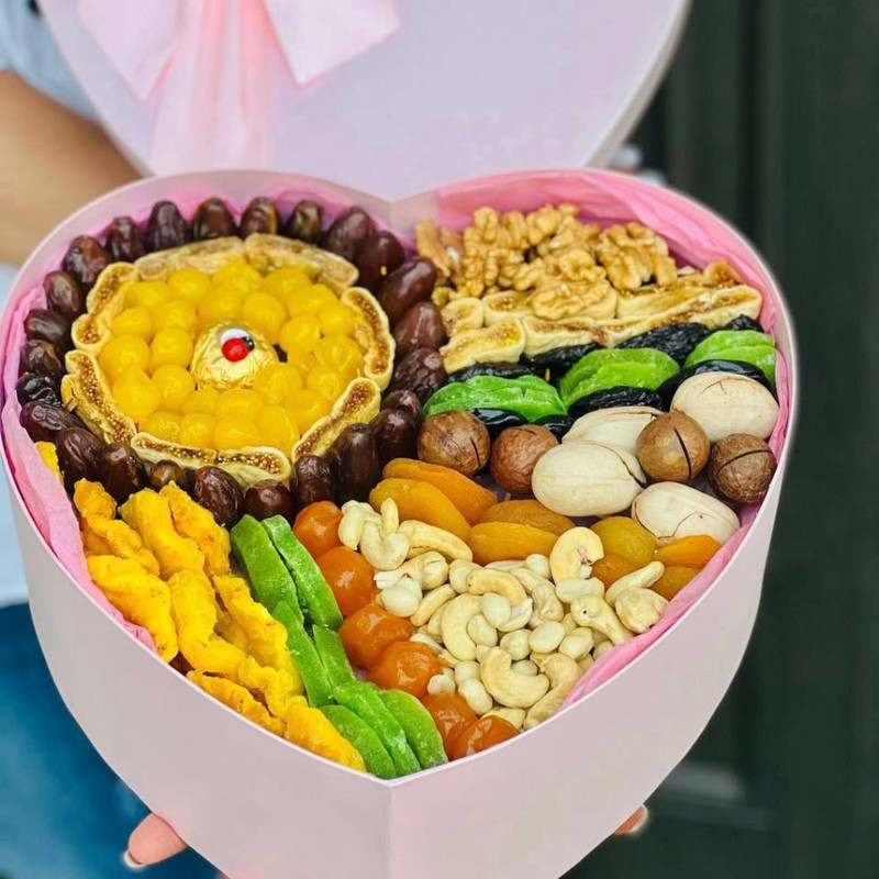 Подарочный набор сухофруктов и орехов микс в сердце, стандартный