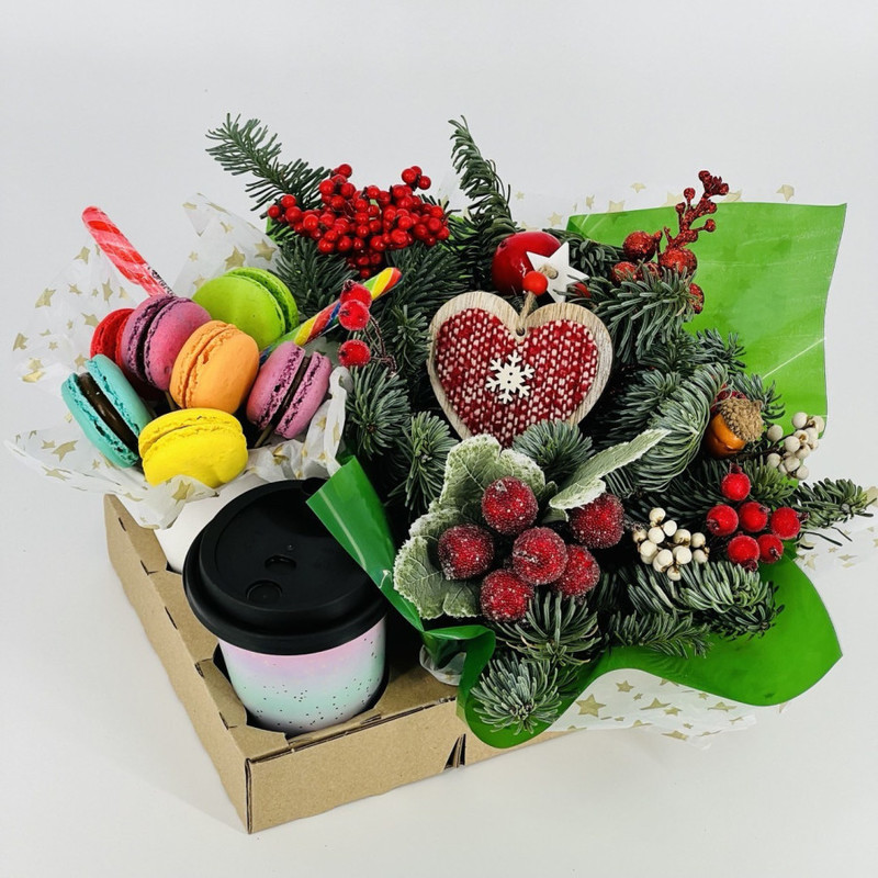 Sladkij buket na Novij god s pirozhnimi makaroni i molotim kofe svetochkami nobilis, standart