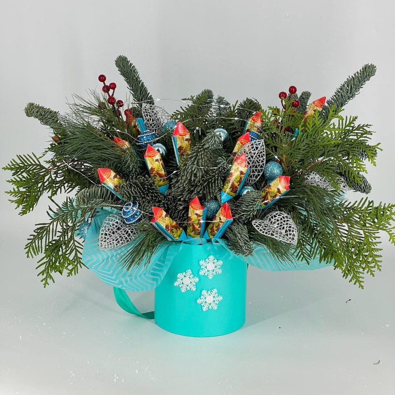 Новогодний букет из веток натурального нобилиса с конфетами, стандартный