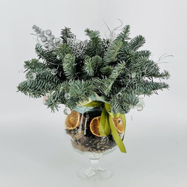 Nastol_naya kompozitciya iz vetok hvoi nobilis v steklyannoj vaze