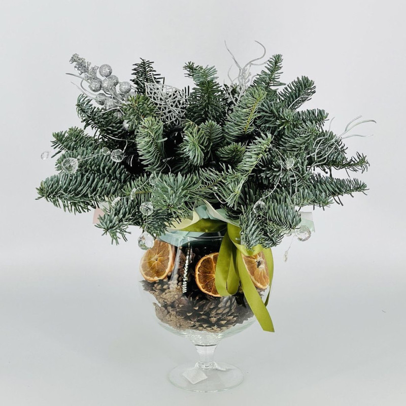 Nastol_naya kompozitciya ih vetok hvoi nobilis v steklyannoj vaze, standart