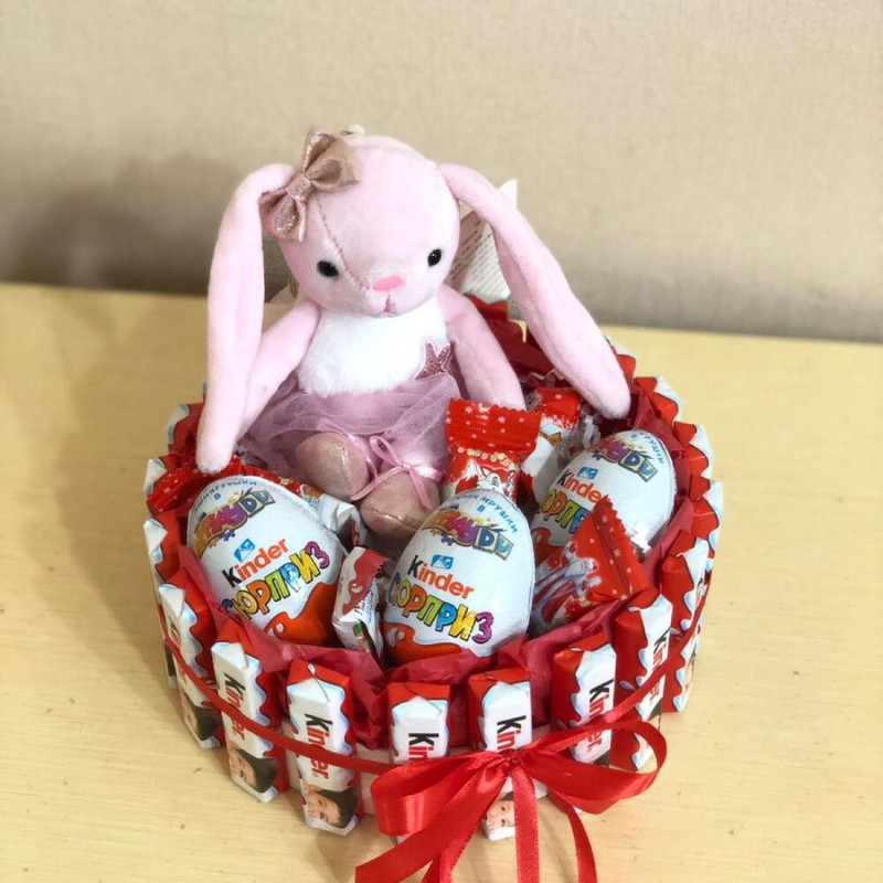 Торт из шоколадок киндер с мягкой  игрушкой (рандомная), стандартный