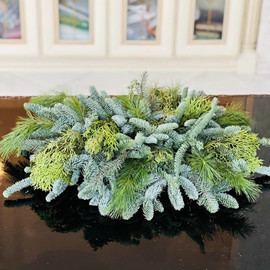 Хвойная композиция для украшения новогоднего стола из нобилиса