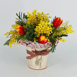 Букет из мимозы и тюльпанов в ведёрке