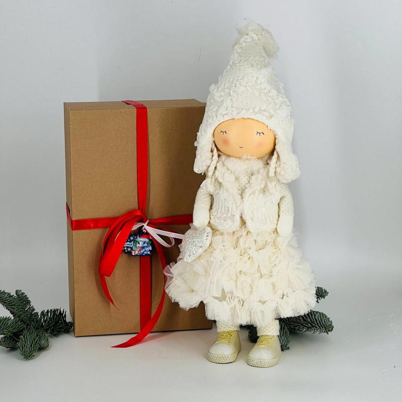 Интерьерная кукла девочка в белой шапочке с сердечком, стандартный