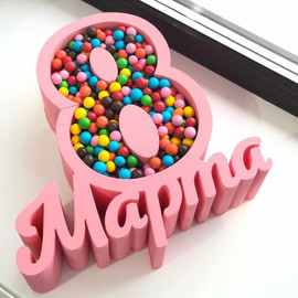 Boks tcifra na 8 Marta s sladkim napolneniem