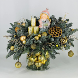 Bol_shaya kompozitciya iz vetok zhivogo nobilisa v steklyannoj vaze