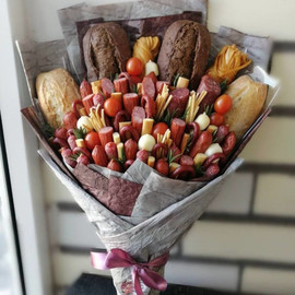 Muzhskoj buket iz kolbasi i sira