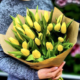 Букет жёлтых тюльпанов